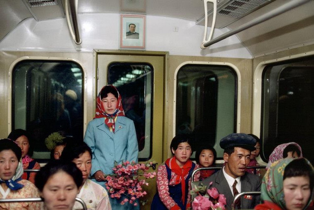  	Phụ nữ Triều Tiên và thói quen quấn khăn lên đầu trong 1 toa tàu điện ngầm.