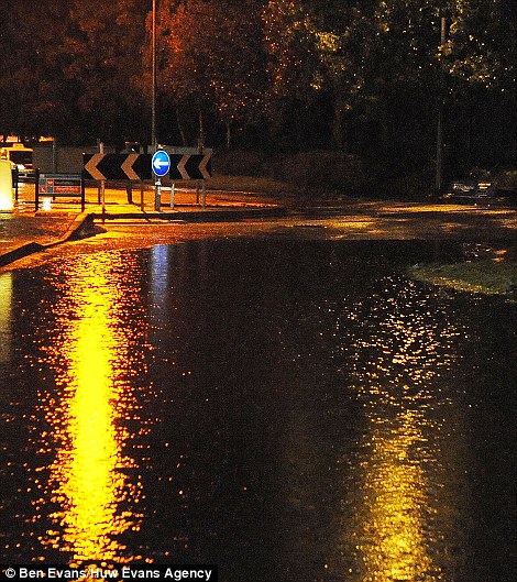 Một con đường bị ngập lụt ở Cardiff, South Wales