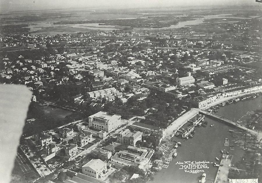  	Thành phố Hải Phòng đã rất tấp nập từ năm 1931. Ảnh được chụp từ máy bay.