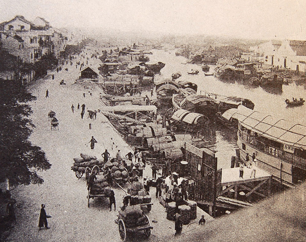  	Cảnh buôn bán tấp nập tại cảng Hải Phòng.