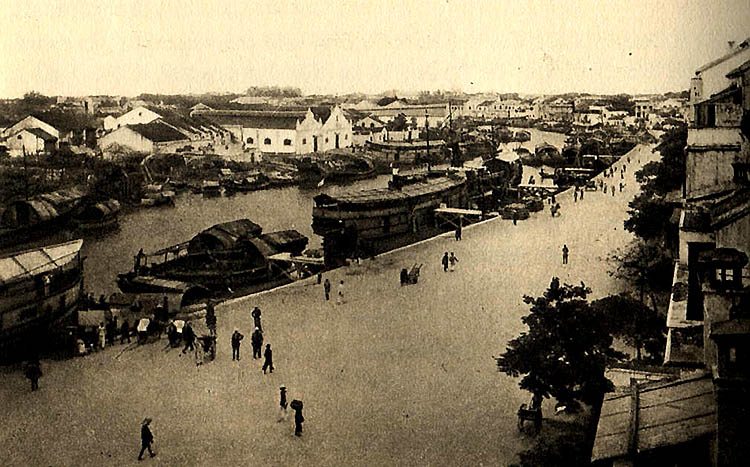  	Cách đây 1 thế kỷ, cảng Hải Phòng đã trở thành địa điểm buôn bán sầm uất.