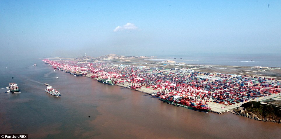 Thời gian bùng nổ: Việc mở rộng nhanh chóng đã được phần lớn nhờ vào việc xây dựng cảng nước sâu Yangshan (ở trên), mở cửa vào năm 2005 và có thể xử lý các tàu container lớn nhất thế giới