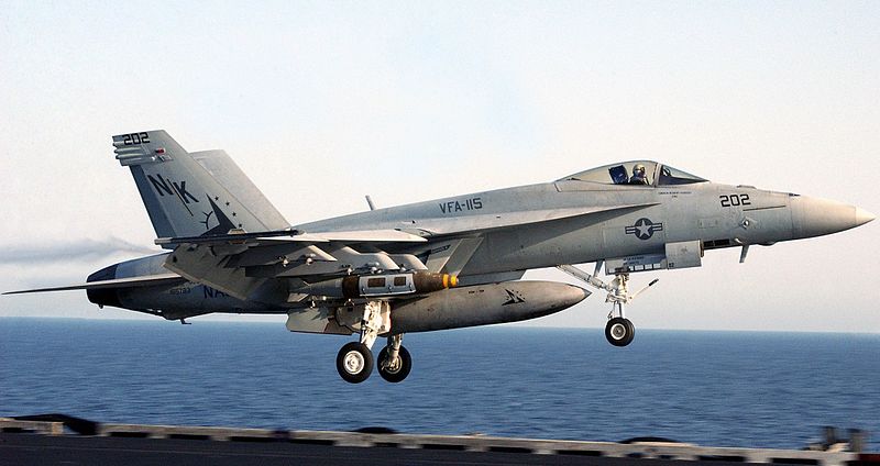 Một chiếc F/A-18E hạ cánh xuống tàu sân bay USS Abraham Lincoln