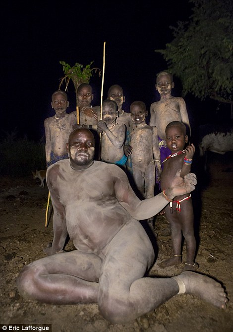 Một trong những người đàn ông béo bộ lạc Bodi với gia đình của mình