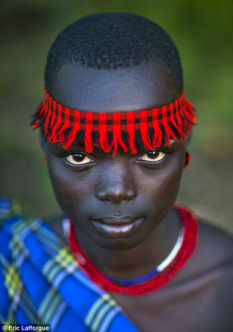 Cảnh quan tuyệt đẹp: Các tribeswomen Bodi mặc quần áo đẹp tươi sáng cho buổi lễ
