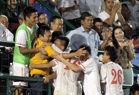 HLV Hoàng Văn Phúc và các học trò ăn mừng chiến thắng trước SV Hàn Quốc. Ảnh: Khánh Hà