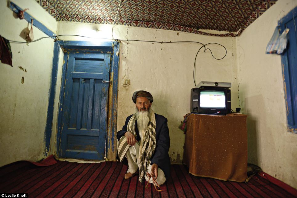 Mohammad Azim là hình ở đây trong nhà của mình ở Afghanistan.  Đất nước đã có chiến tranh trong 12 năm nhưng nhiều người đã được giúp đỡ bởi Afghanaid
