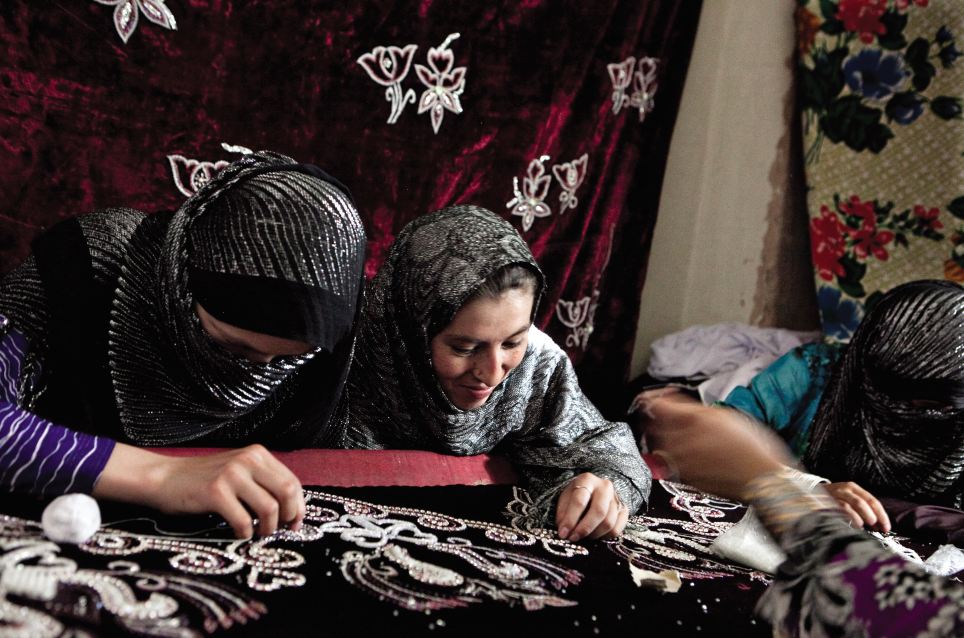 May và thêu: Người dân Afghanistan đã được giúp đỡ bởi các tổ chức từ thiện Afghanaid 