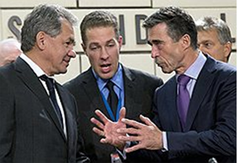  Bộ trưởng Quốc phòng Nga  X.Shoigu và Tổng thư ký NATO Rasmussen tại Hội nghị Hội đồng Nga-NATO tại Brussel ngày 23/10/2013.