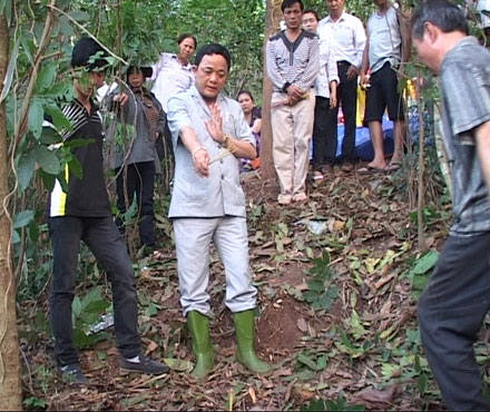 
	“Cậu Thủy” phán rằng dưới lớp đất nửa mét có hài cốt và di vật khắc tên của liệt sĩ Hoàng Văn Tố.