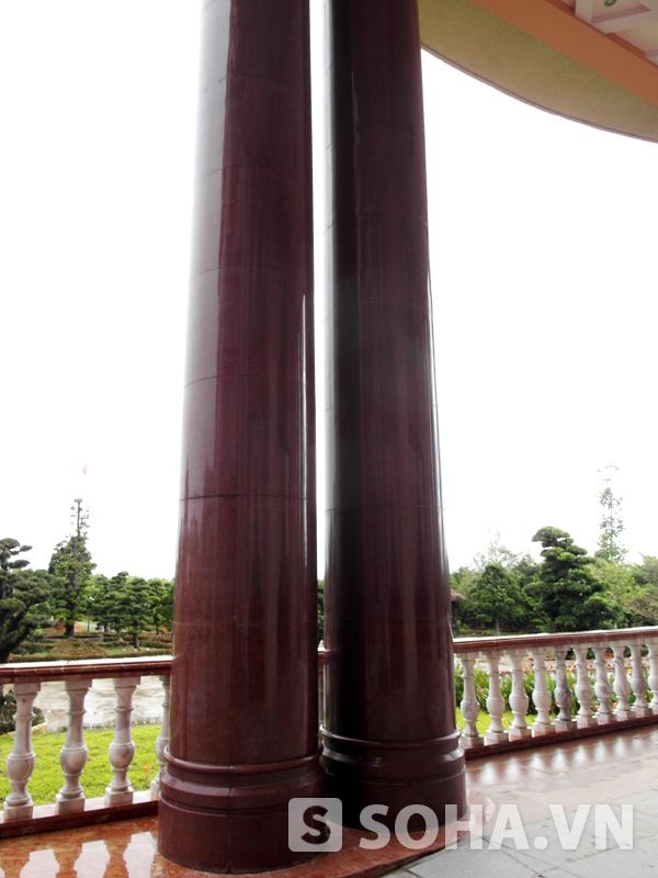  	Hai cây cột lớn làm bằng đá cao cấp ở mặt tiền dinh thự.