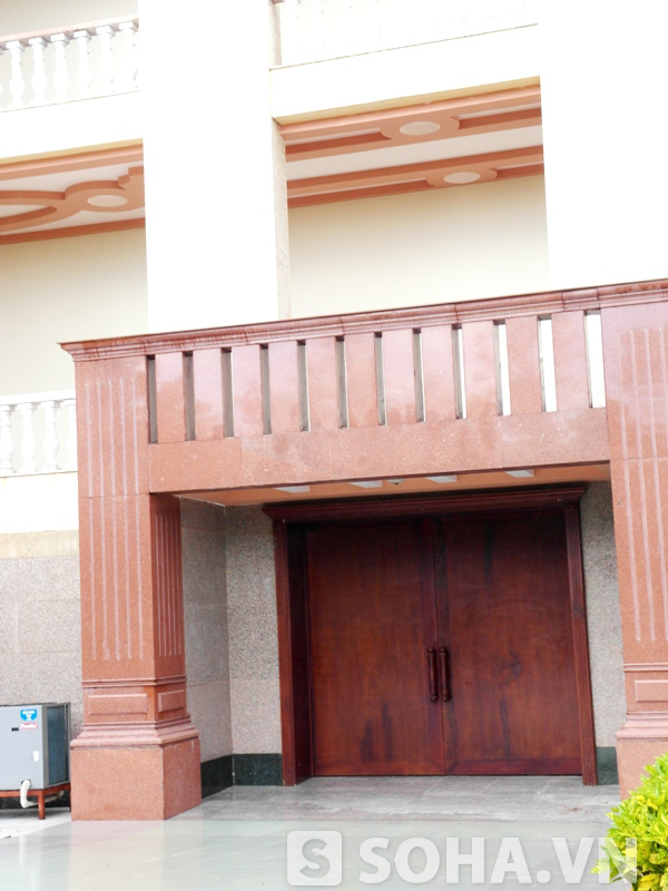  	Bốn mặt dinh thự được thiết kế nhiều cổng phụ bằng gỗ quý.