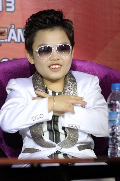 
	Psy nhí tại buổi họp báo chương trình Vũ điệu Gangnam Style in Vietnam 2013.