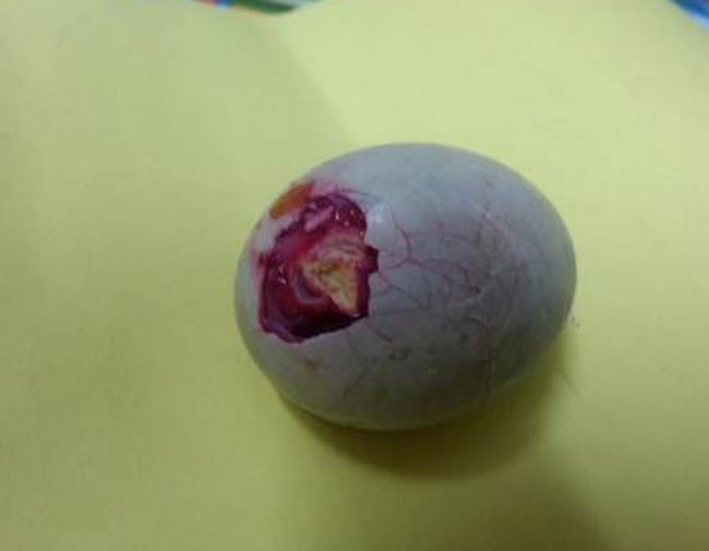  	Quả trứng vịt có màu đỏ