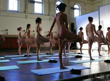 Cận cảnh lớp Yoga khỏa thân