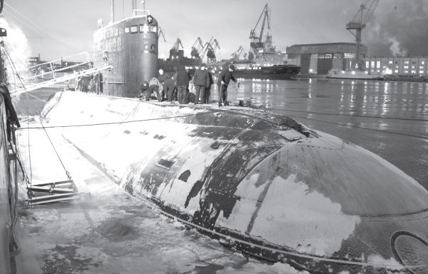 Đầu tháng 12/2012 tàu ngầm Hà Nội có chuyến ra biển lần đầu tiên, chính thức bắt đầu giai đoạn thử nghiệm nhà máy. Trong ảnh: Chuẩn bị cho tàu rời cảng