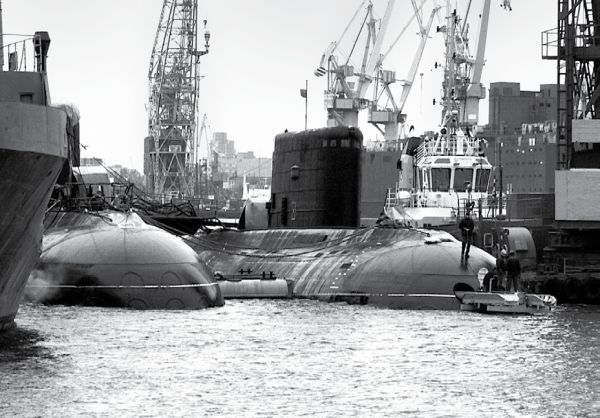 Truyền thông Nga cho biết, tàu ngầm HQ 182 Hà Nội cùng với tàu ngầm HQ 183 Tp. Hồ Chí Minh sẽ được bàn giao cho Việt Nam trong năm 2013