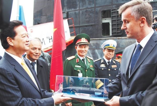 Lãnh đạo nhà máy Admiraltei verfi tặng Thủ tướng Nguyễn Tấn Dũng mô hình tàu ngầm Kilo 636