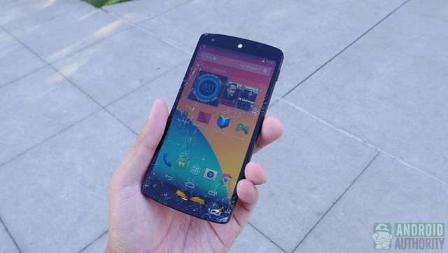 Xót ruột nhìn “tra tấn” Nexus 5