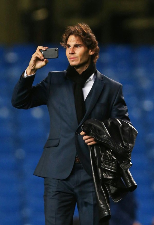 Rafael Nadal ăn mặc bảnh bao đến xem Chelsea thi đấu 5