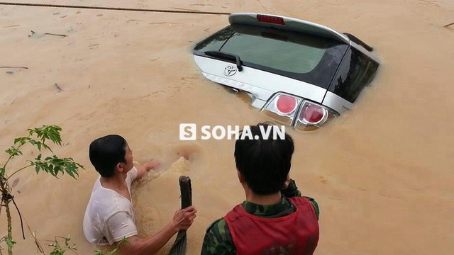 	Thi thể PGĐ Sở công thương Nghệ An được trục vớt trong sáng nay sau vụ tai nạn đau lòng.