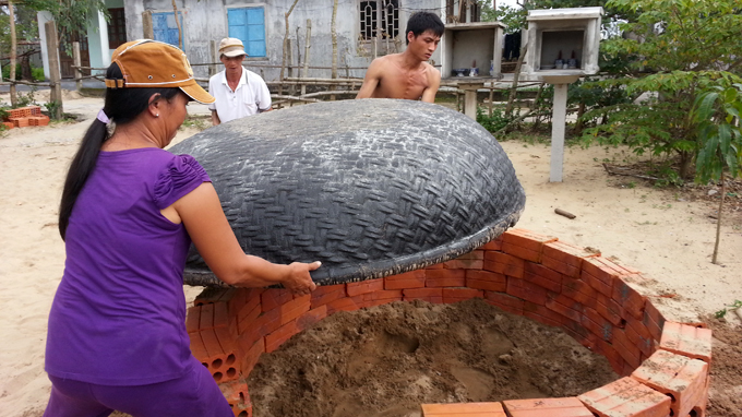 Một công đoạn làm hầm của người dân vùng cát ven biển Kế Sung, xã Phú Diên, Phú Vang, Thừa Thiên - Huế - Ảnh: Thái Lộc