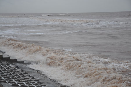 
	Sóng biển dâng khá cao tại bãi tắm Thịnh Long (Nam Định) vào sáng nay. Tuy nhiên, sau cơn bão số 14, các kiốt bán hàng tại đây vẫn an toàn, không có hư hại gì đáng kể (Ảnh Lao động).