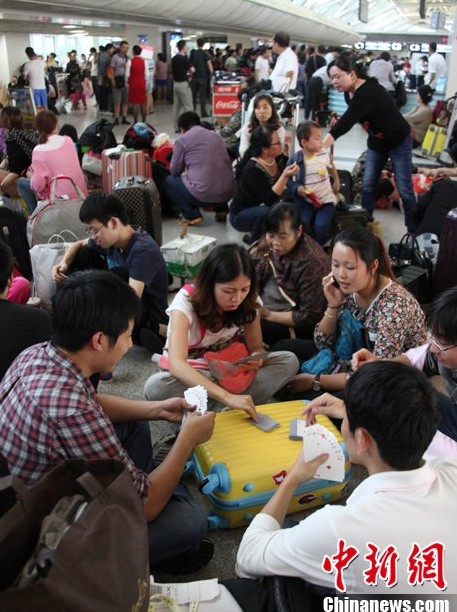 
	Hành khách ngồi chơi bài ngay tại sân bay Phượng Hoàng.