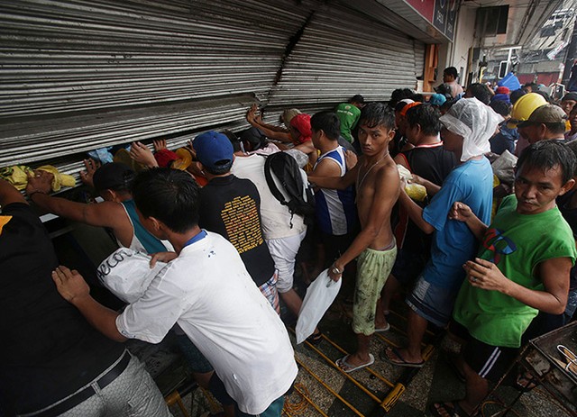  	Thiếu thốn mọi thứ, người dân tại Tacloban Philippines xô cửa của một hiệu tạp hoá nhằm lấy đi bất cứ thứ gì có thể. Tình trạng hôi của, cướp bóc đang diễn ra trên khắp những nơi bị siêu bão Haiyan quét qua.
