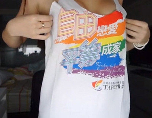 Hot girl cởi áo ủng hộ hôn nhân đồng giới 4