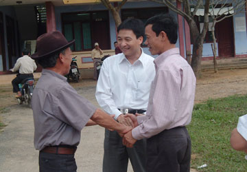  	Khi còn là Thứ trưởng Bộ TT&TT, năm 2008, ông Vũ Đức Đam (giữa) trong chuyến đi thị sát chất lượng dịch vụ viễn thông, bưu chính tại huyện Minh Hóa, tỉnh Quảng Bình.