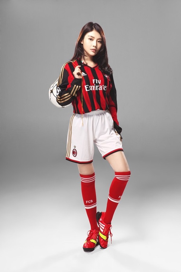 Mỹ nhân có vòng 1 đẹp nhất Trung Quốc bất ngờ thành fan AC Milan 6