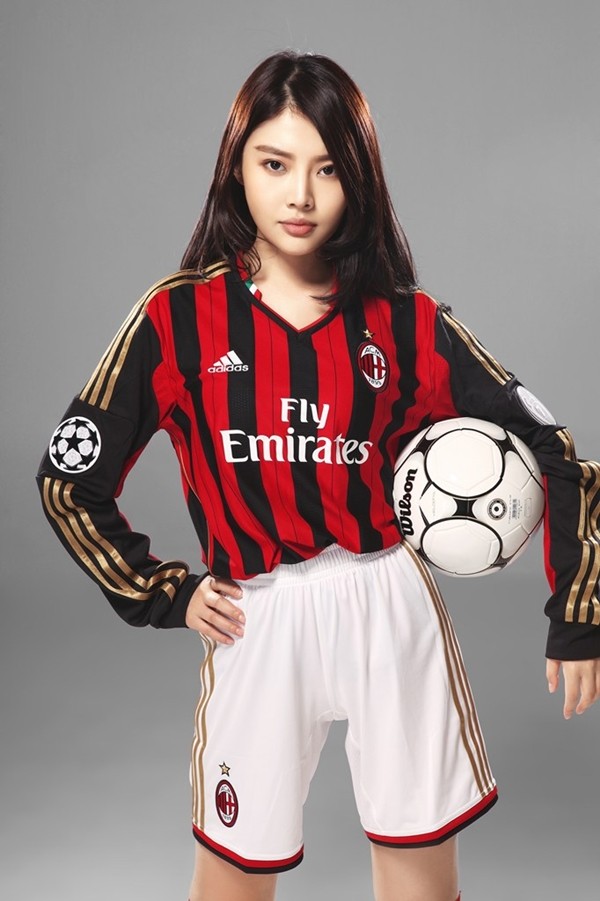 Mỹ nhân có vòng 1 đẹp nhất Trung Quốc bất ngờ thành fan AC Milan 9