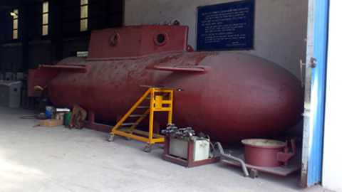 Thân chiếc tàu ngầm mini Trường Sa chụp hôm 8/11. Nắp boong tàu được tháo rời đặt dưới để công nhân gia cố bên trong boong