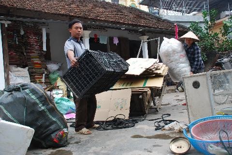 Hai anh chị chỉ trông vào đống phế liệu mà nuôi hai đứa con ăn học.