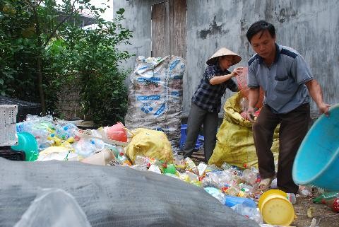 Ngay khi thấy vàng của khách bỏ quên trong túi rác, anh chị đã cất vào nơi bí mật, chờ chủ nhân đến nhận lại.