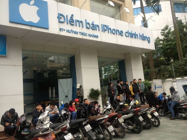 Nhộn nhịp cảnh mua iPhone 5S chính hãng tại Việt Nam 4