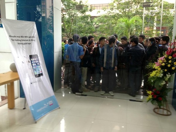 Nhộn nhịp cảnh mua iPhone 5S chính hãng tại Việt Nam 11