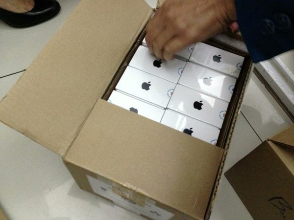 Nhộn nhịp cảnh mua iPhone 5S chính hãng tại Việt Nam 18