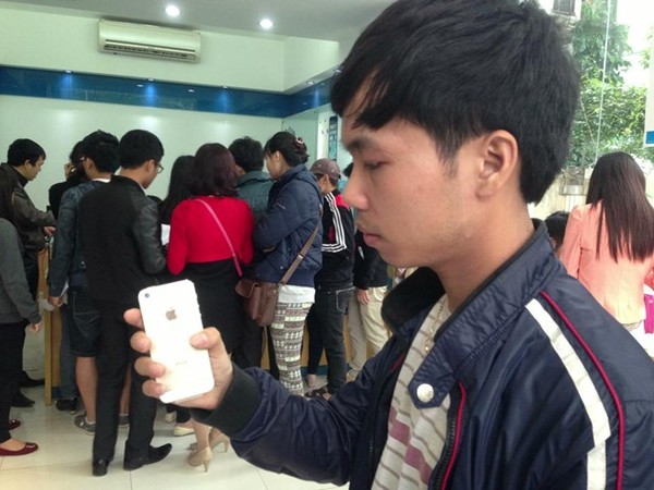 Nhộn nhịp cảnh mua iPhone 5S chính hãng tại Việt Nam 30