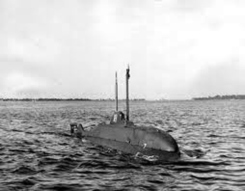 Tàu ngầm mini X-1 của Mỹ dùng AIP với peroxit hydro và động cơ diesel thông thường. Chế tạo năm 1955 tới 1957 xảy ra vụ nổ ,sau đó không dùng AIP nữa