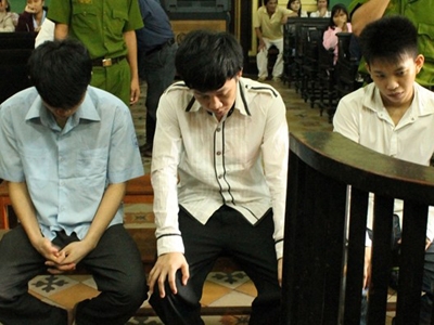 Từ trái qua: Trân, Quang và Lên tại tòa sơ thẩm