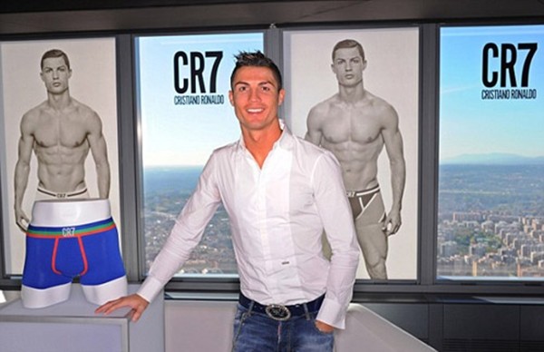 Ronaldo quyết không bán... quần lót cho fan Barca và Man City 3