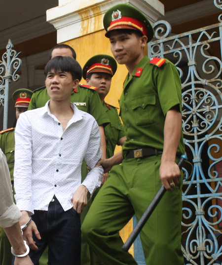 Bị cáo Trần Văn Giàu được dẫn giải ra xe sau buổi tuyên án
