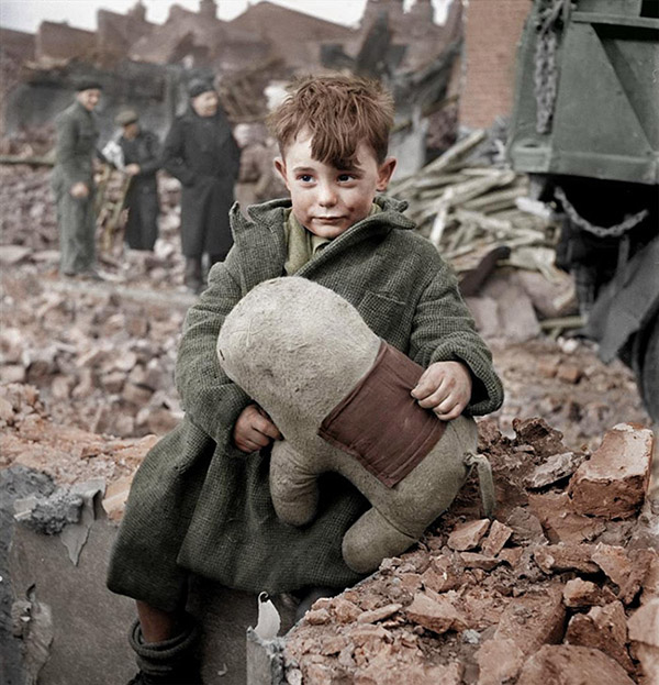 Em bé bị bỏ rơi tại London năm 1945