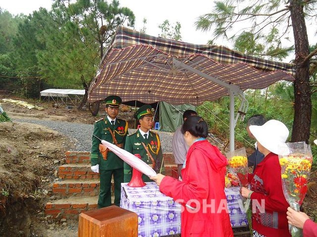 
	Bàn đăng ký các đoàn, cá nhân vào viếng mộ Đại tướng luôn luôn có hai chiến sỹ Biên phòng.