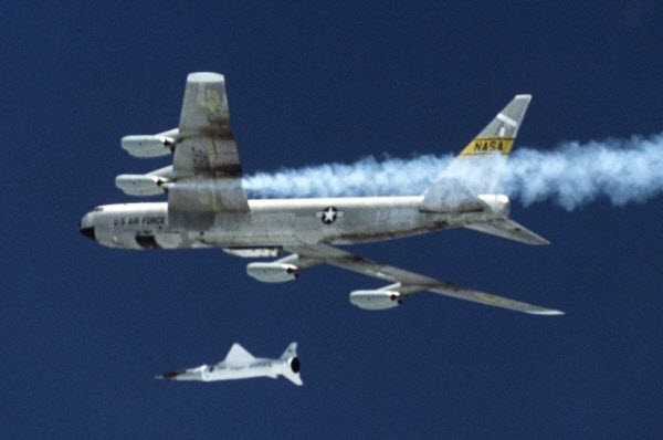 ...X-43, một biến thể của tên lửa Pegasus, có thể bay với tốc độ 11.265 km/giờ.