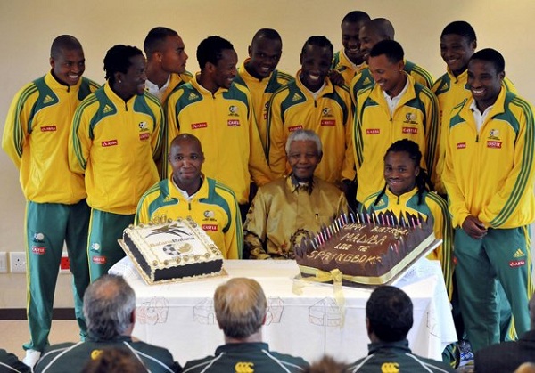 	Ông chụp hình với đội bóng bầu dục Nam Phi năm 2008