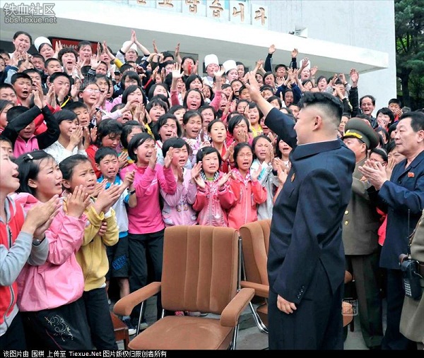 	Ngày 19/5/2013, ông Kim Jong Un và phu nhân đã tới thăm một trường học nằm ở chân núi Myohyang thuộc tỉnh Bắc Phyongan. Các em học sinh ở đây vừa vỗ tay vừa khóc khi đón nhà lãnh đạo