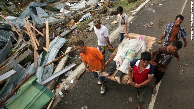 Người dân khiên xác một nạn nhân thiệt mạng do siêu bão tại thành phố Tacloban.